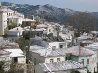 Viela em Marathocambos com neve